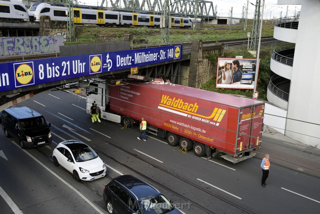 LKW blieb unter Bruecke haengen Koeln Deutz Opladenerstr Deutz Muelheimerstr P062.JPG - Miklos Laubert